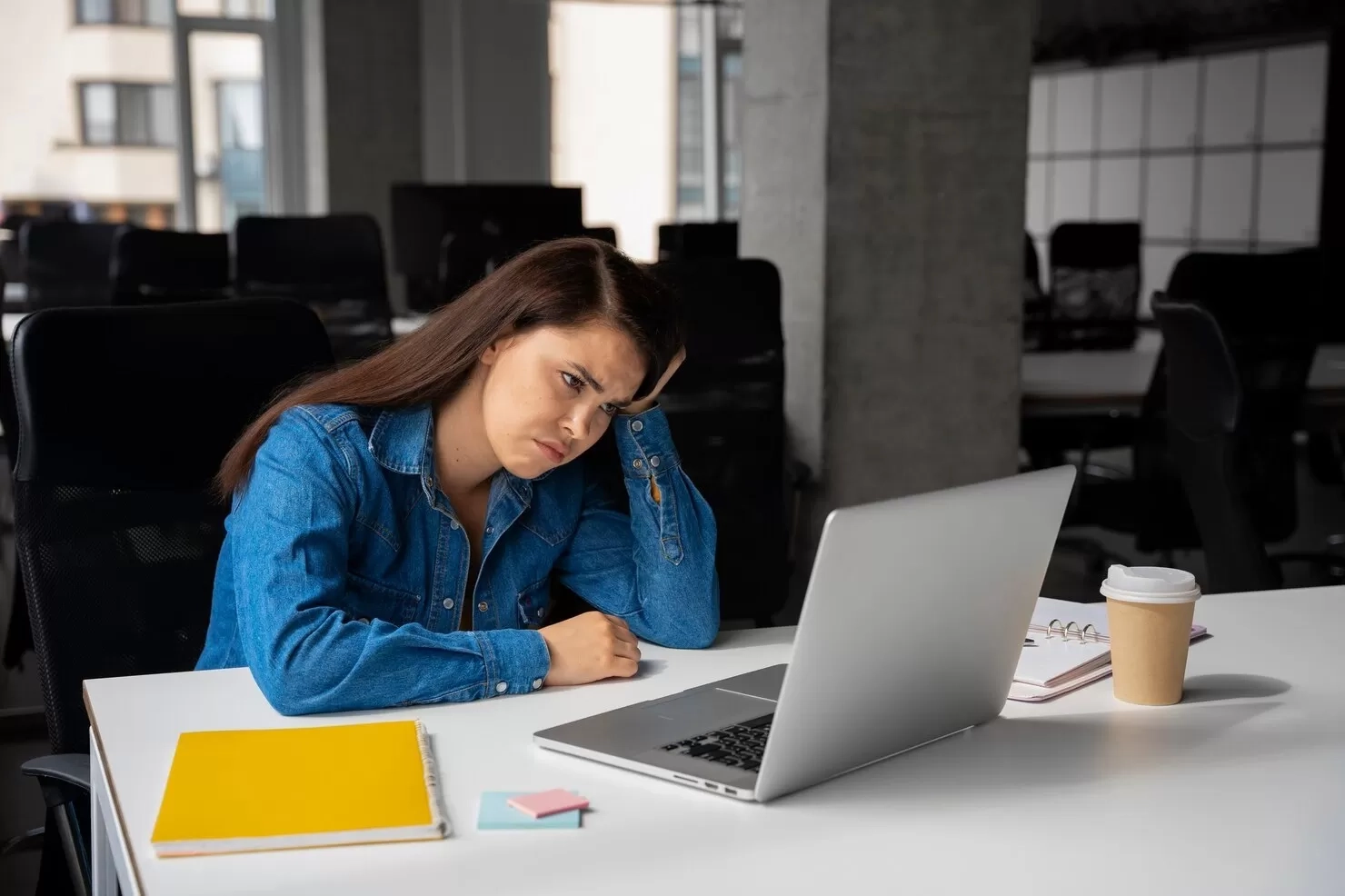 7 Karakteristik Individu Dewasa yang Tumbuh Minim Kehangatan dan Kasih Sayang Emosional
