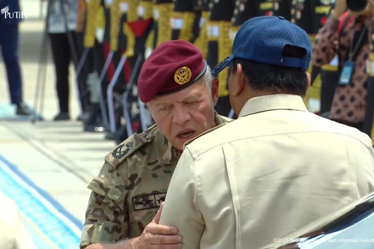 Prabowo Antar Raja Yordania ke Lanud Halim, Pelukan Hangat Jadi Penutup