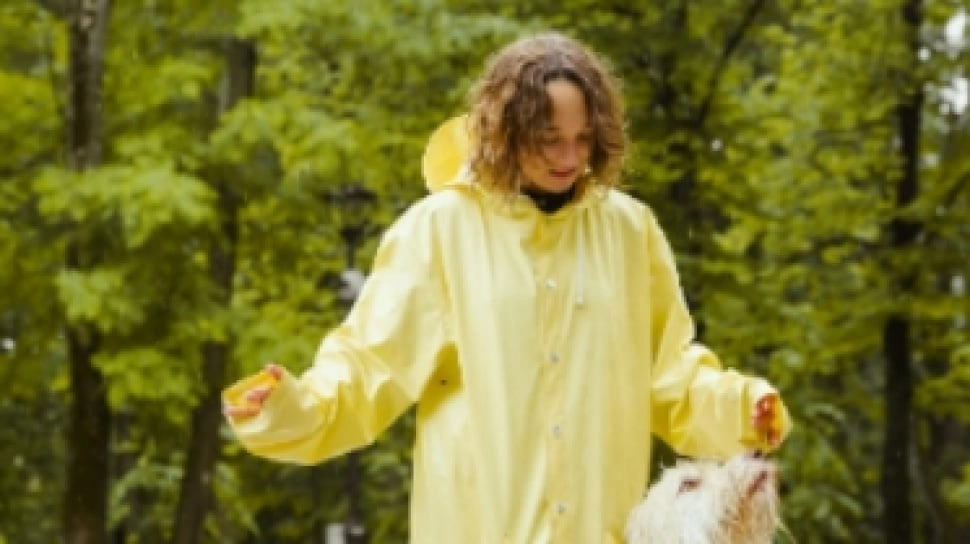 5 Pilihan Jas Hujan Paling Bagus dan Awet, Bahan Anti Rembes Meski Diterpa Hujan Badai