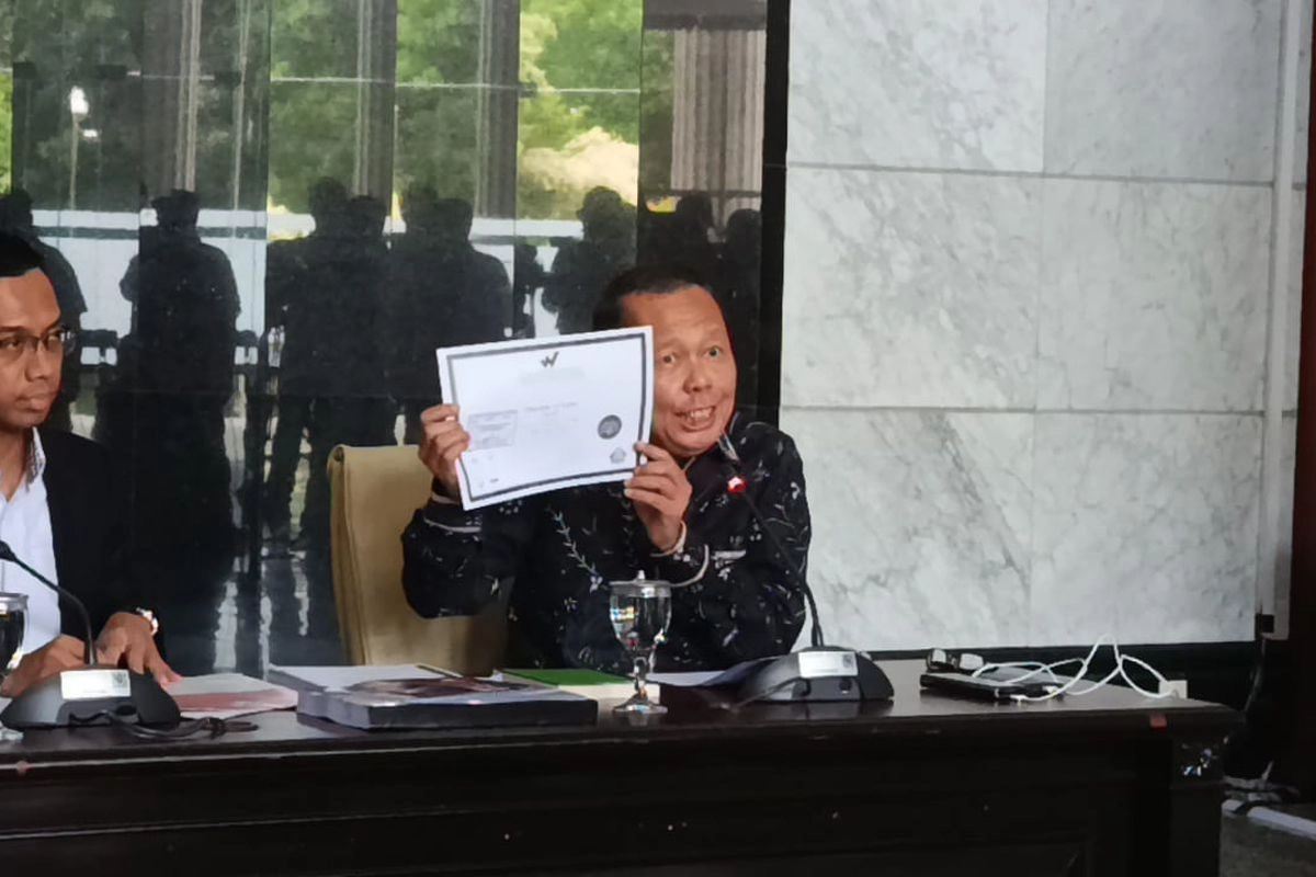 Hakim MK Arsul Sani Bantah Tuduhan Ijazah Palsu, Tunjukkan Ijazah Asli dan Foto Wisuda