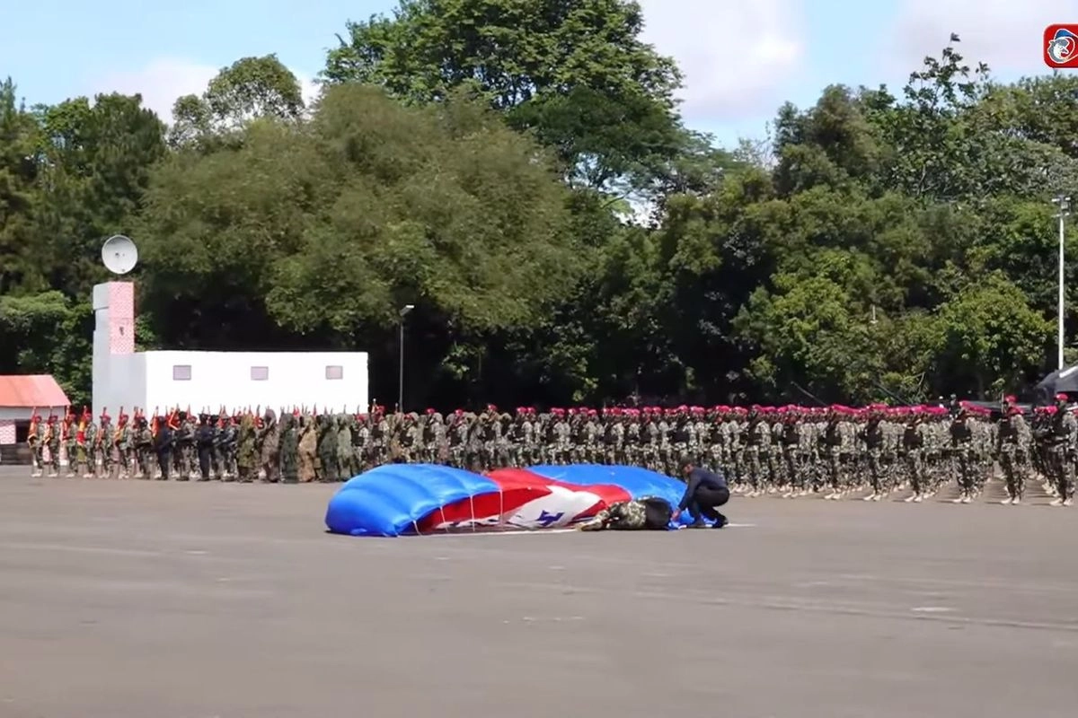 Penerjun Payung Mendarat Tak Mulus Saat HUT Korps Marinir