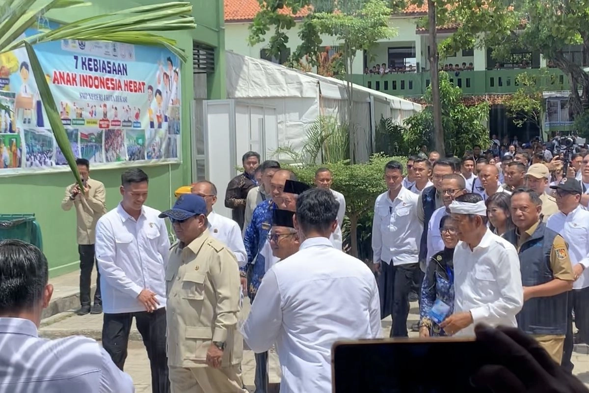 Prabowo Resmikan 215.572 Smartboard untuk Pembelajaran Digital Sekolah di Indonesia