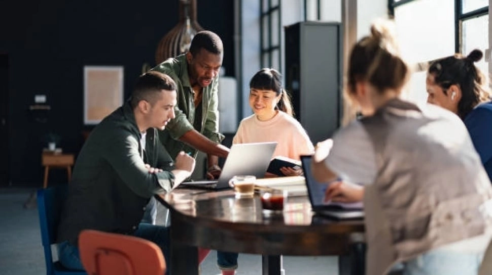 Literasi Keuangan untuk Gen Z di Kampus: Bekal Wajib di Tengah Maraknya Layanan Finansial Digital