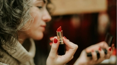 Warna Lipstik Apa yang Cocok  untuk Usia 60 Tahun? Ini 5 Produk Terbaik agar Tampak Muda