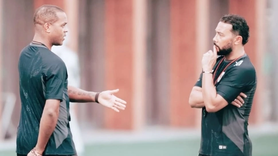 Eks Asisten Kluivert Gabung Raksasa Ajax Usai Didepak Timnas Indonesia