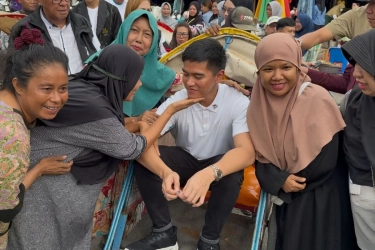 Kaesang Blusukan di Palu: Dipuji Ganteng, Disangka Gibran, Diteriaki 