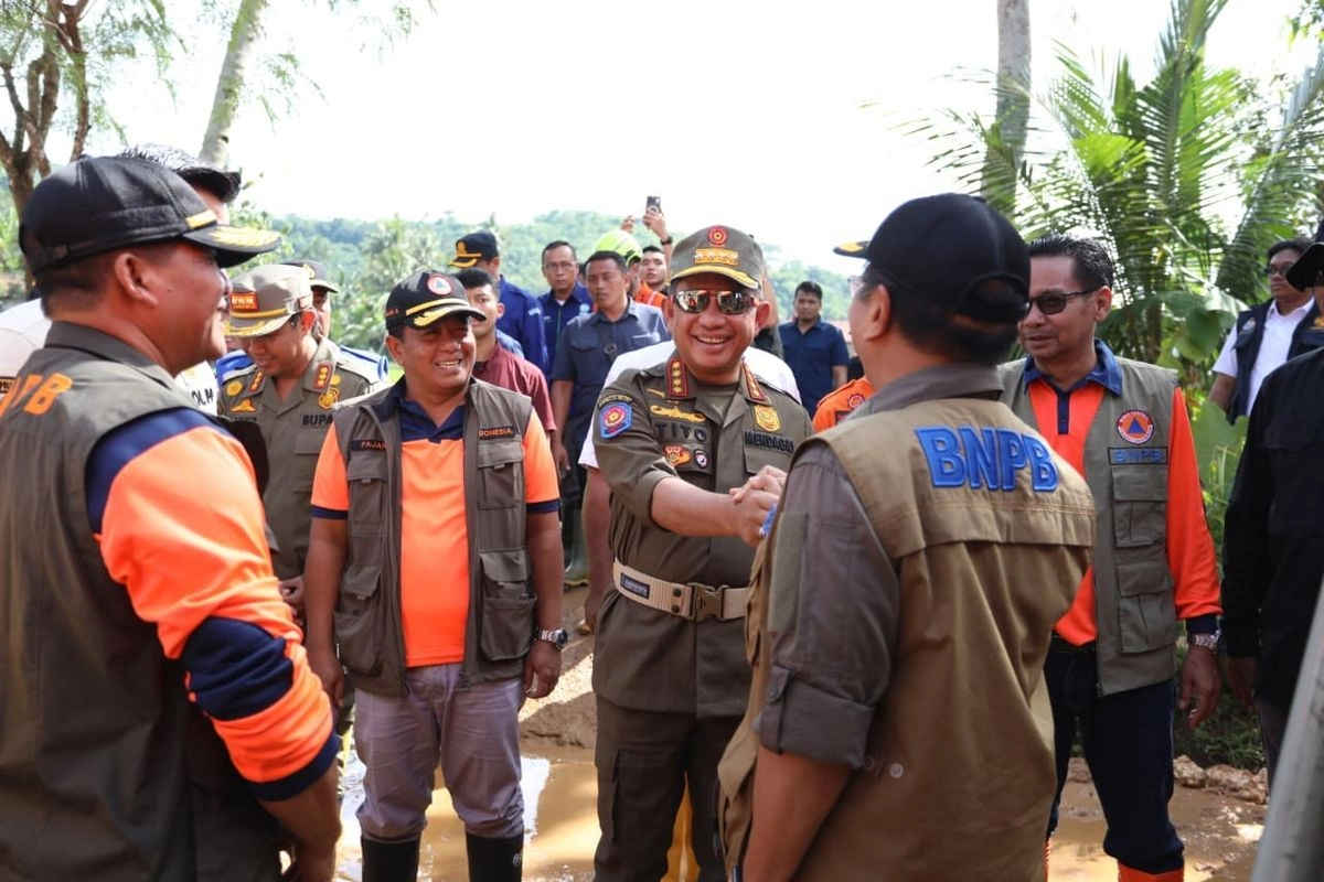 Tinjau Penanganan Longsor di Cilacap, Mendagri: Penanganannya Sudah Sistematis, Logistik Cukup