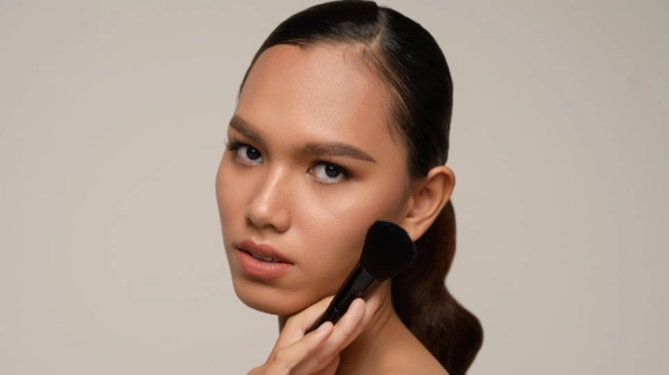 7 Shade Bedak Terbaik untuk Kulit Sawo Matang agar Flawless Anti Abu-abu