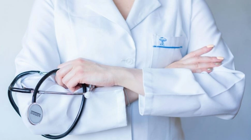 Alasan Penting Dokter Bukan Cuma Perlu Belajar Pengobatan, Tapi Juga 'Seni' Medis