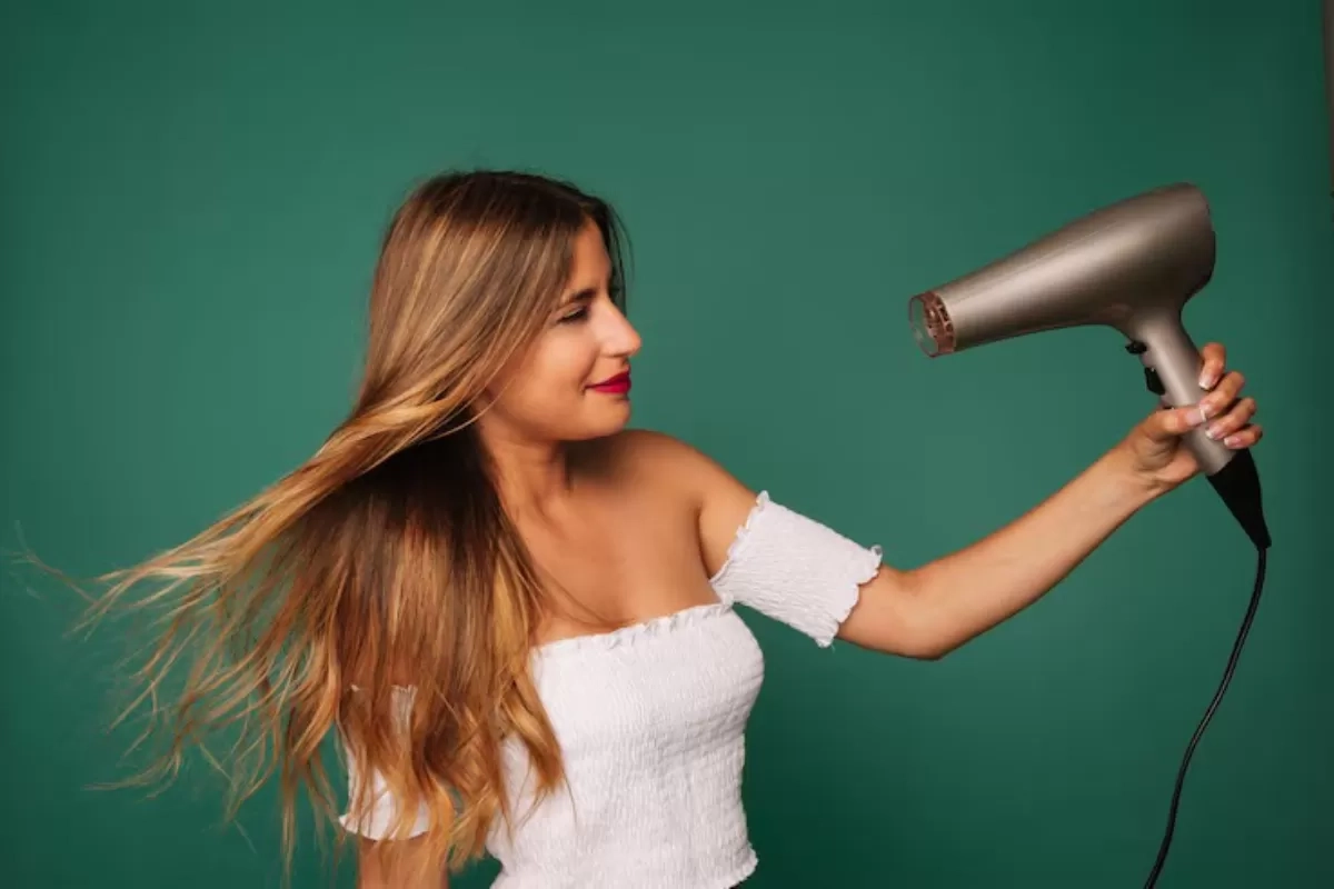 5 Cara Tepat Menggunakan Hair Dryer agar Rambut Tidak Rusak dan Hasil Maksimal​