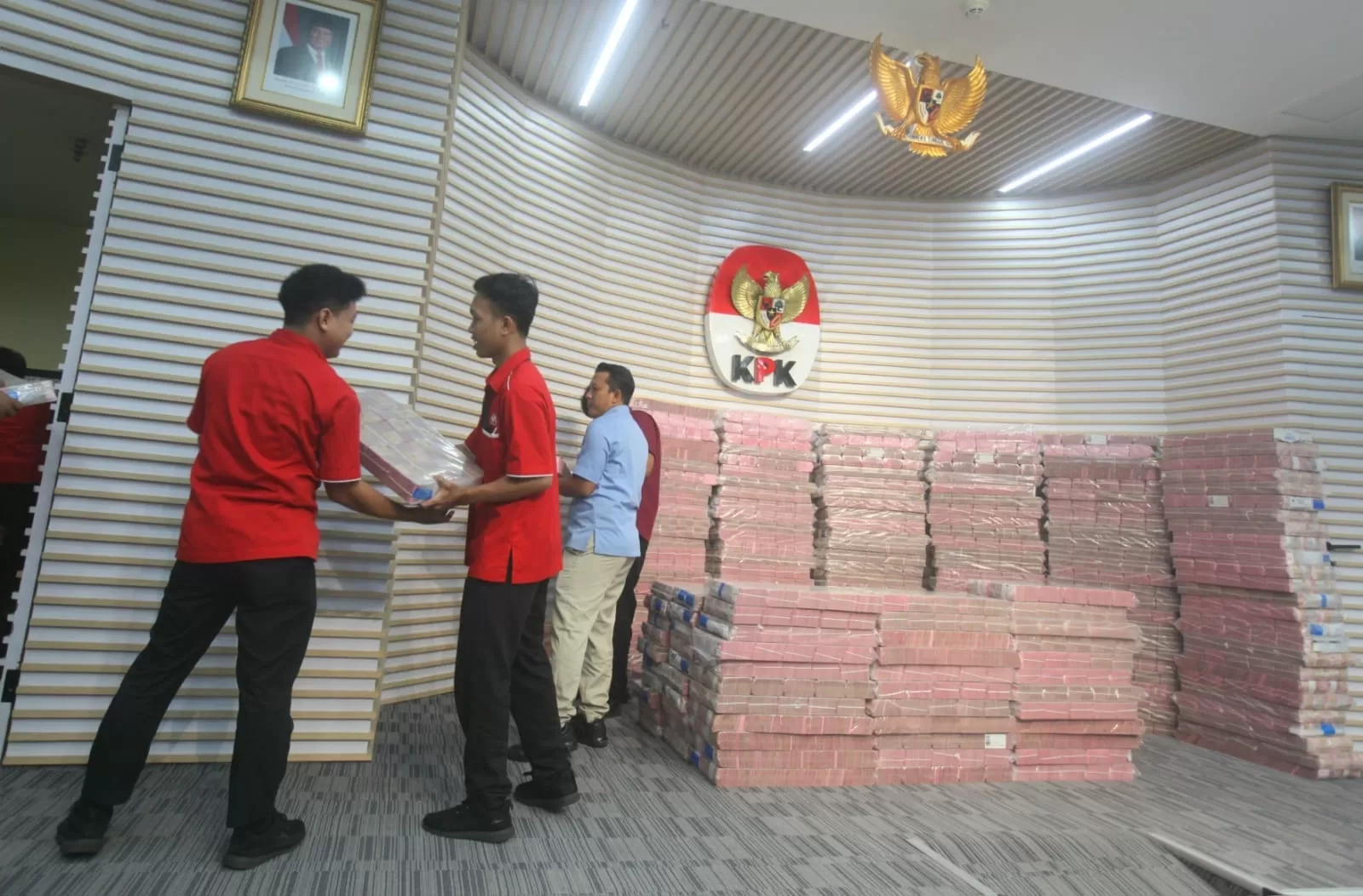 Disebut Pinjam Uang ke Bank saat Pamerkan Rp 300 Miliar Hasil Rampasan Investasi Fiktif PT Taspen, KPK Bilang Itu Titipan