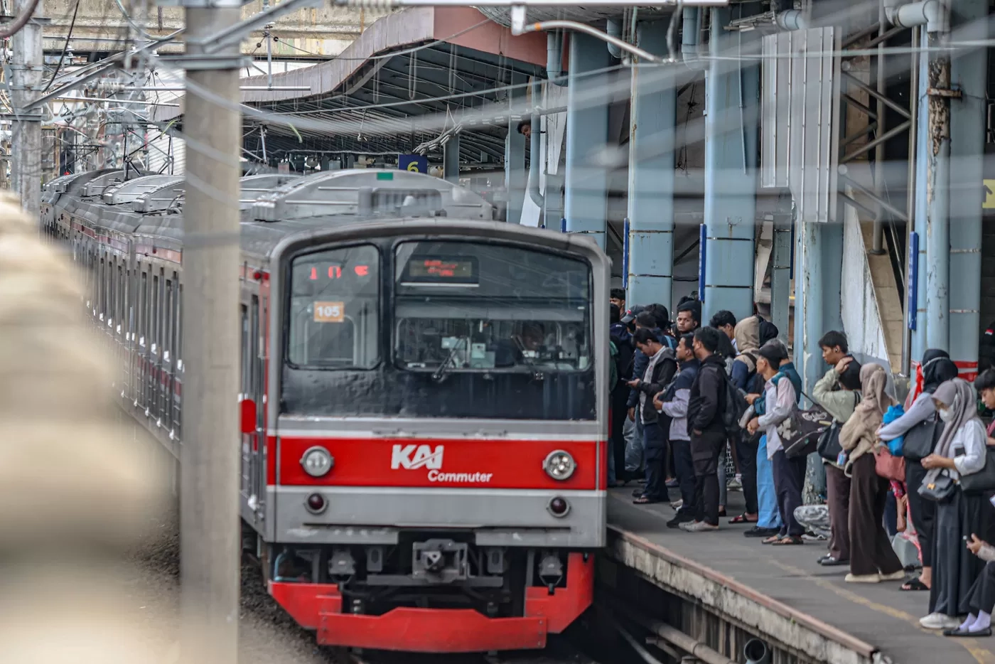 Fenomena Penumpang Nginap di St. Cikarang, Pengamat Minta Opsi Operasional KRL 24 Jam Dikaji Mendalam