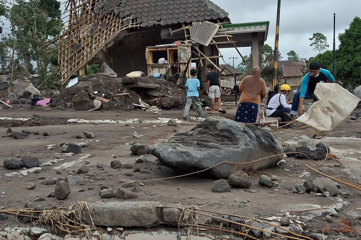 Deru Erupsi Mahameru Mengejar Warga, Negara Bergegas Siaga