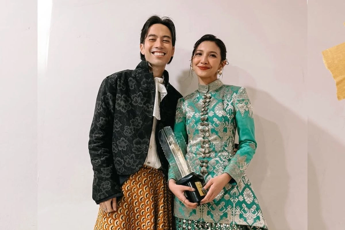 Gaya Kompak Vidi Aldiano dan Sheila Dara di Piala FFI 2025, Nuansa Etnik