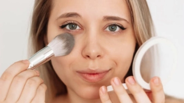 10 Rekomendasi Bedak untuk Ibu Rumah Tangga yang Mencerahkan dan Anti Menor