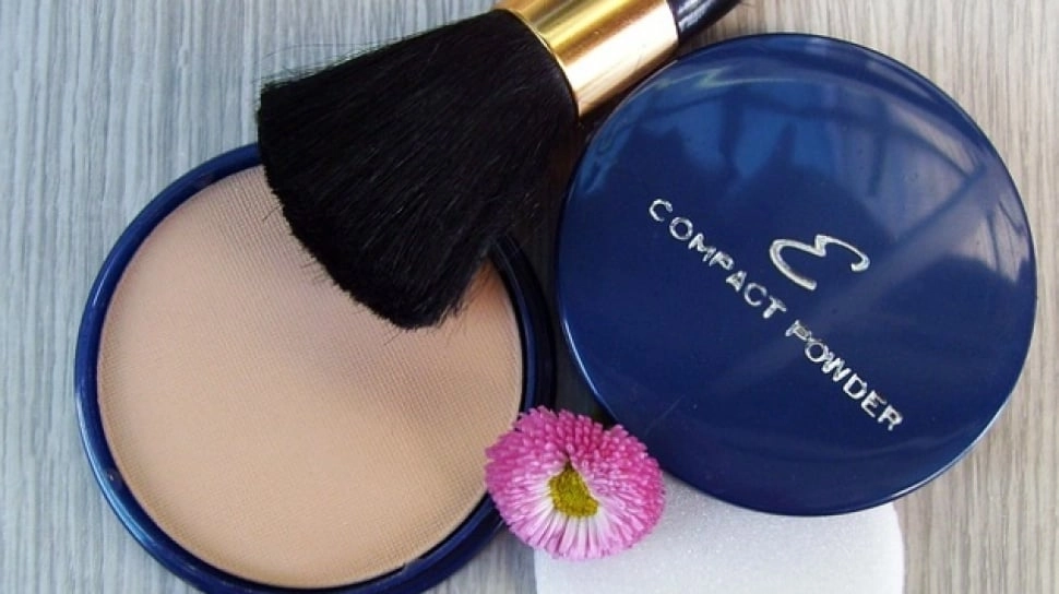 5 Powder Foundation Paling Bagus untuk Pekerja, Tak Perlu Bolak-balik Touch Up