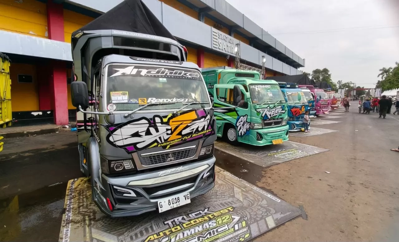 Puluhan Truk Fuso Canter dan Ratusan Driver Geruduk GOR Satria Purwokerto