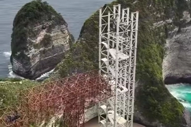 Koster Akan Bongkar Lift di Pantai Kelingking, Sebut Ada 5 Pelanggaran