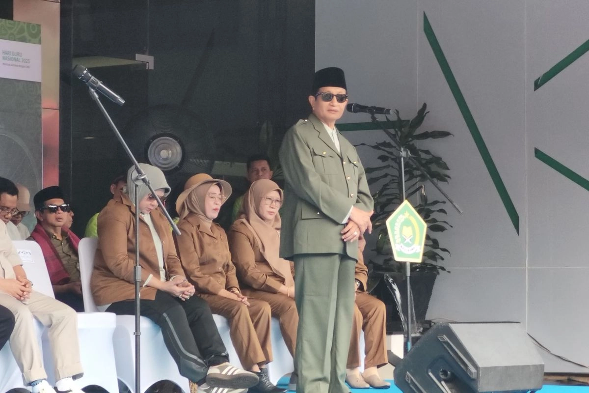 Menag Cosplay Mirip Bung Karno saat Gowes Hari Guru, Tak Lupa Pekikan ''Merdeka''
