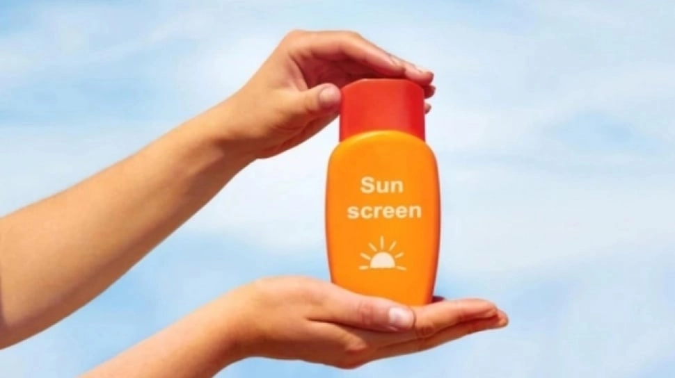 7 Sunscreen Jepang Terbaik buat Ibu Rumah Tangga Usia 40 Tahun ke Atas