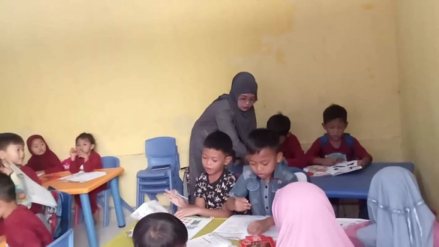 Pagi Jadi Guru Anak Pemulung di Bekasi, Siang Jadi ART, Kisah Inspiratif Lia Sri Mulyani Sebagai Guru TK Inspirasi