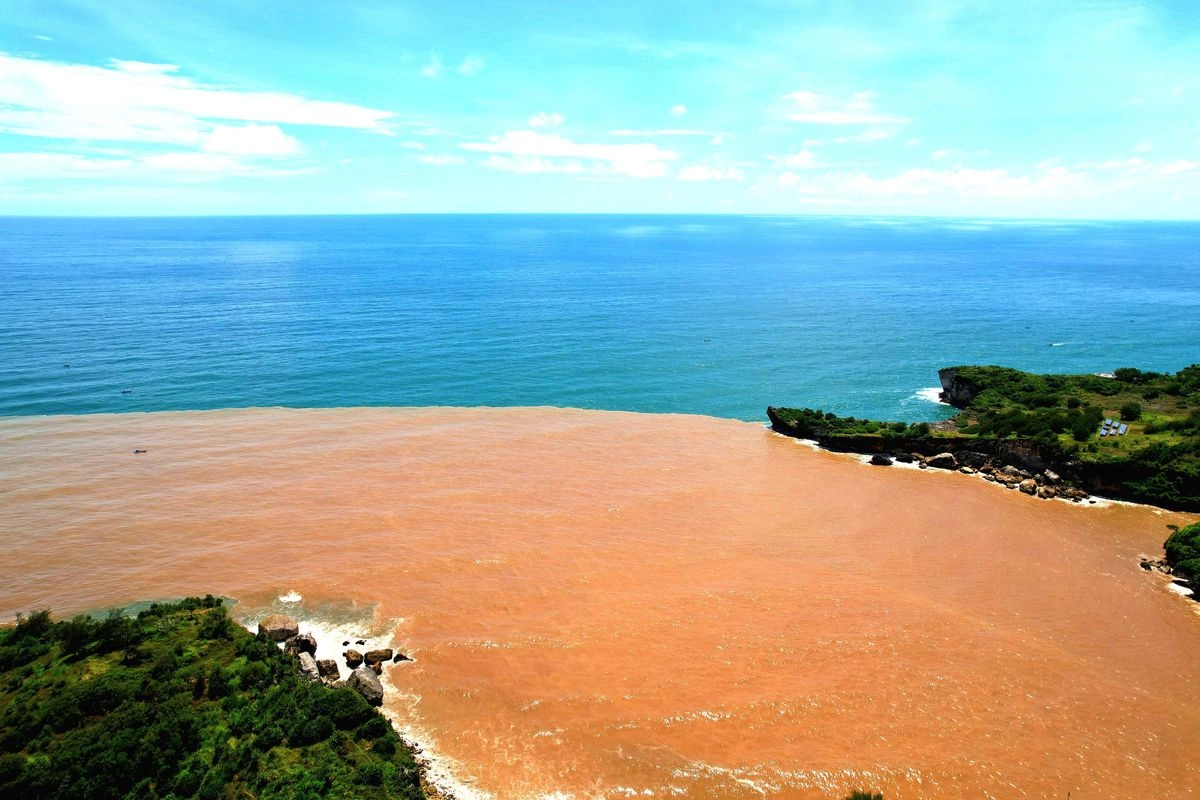 Spot Terbaik Melihat Fenomena Air Laut Dua Warna Pantai Baron, Simak!