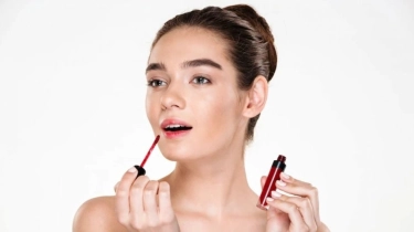 5 Rekomendasi Lip Tint untuk Bibir Two Tone, Bisa Tutupi Area Gelap