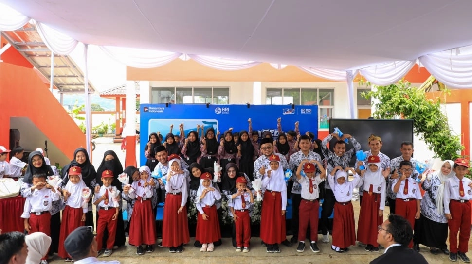 BRI Peduli Beri Apresiasi & Salurkan Bantuan di SDN Sukamahi 02 Megamendung