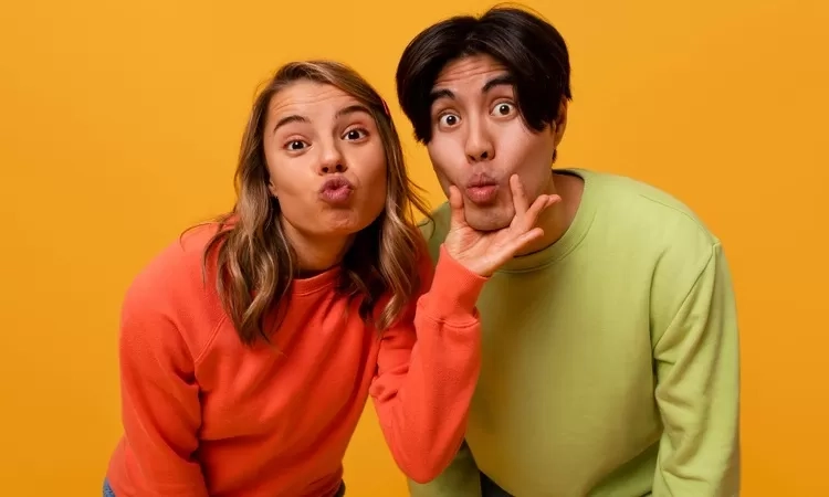 7 Tanda Seseorang Menyembunyikan Perasaannya Kepada Anda Karena Takut Ditolak