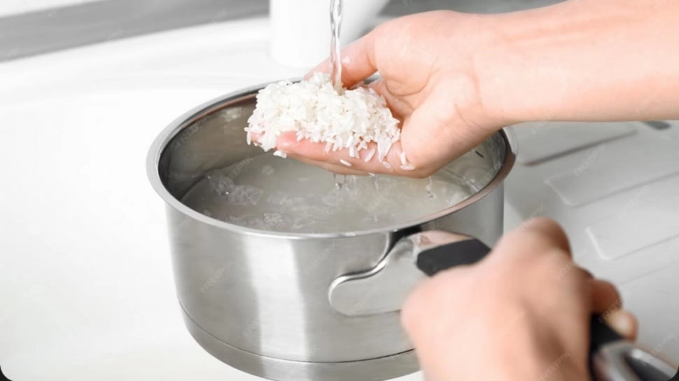 Apa Manfaat Air Cucian Beras untuk Wajah? Begini Cara Pakainya