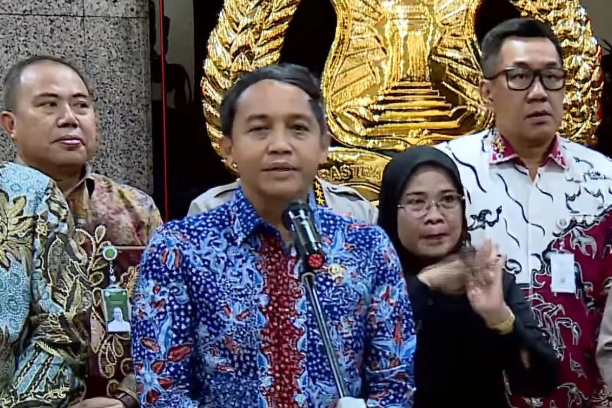 Menhut Raja Juli Janji Evaluasi Total Tata Kelola Hutan Usai Banjir Beruntun di Sumatera