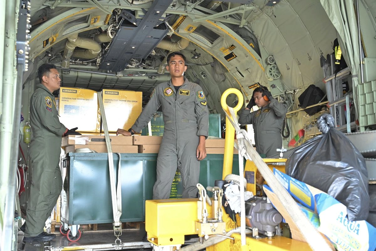 Seskab Teddy Ungkap 11 Helikopter Angkut Bantuan ke Lokasi Banjir di Sumatera