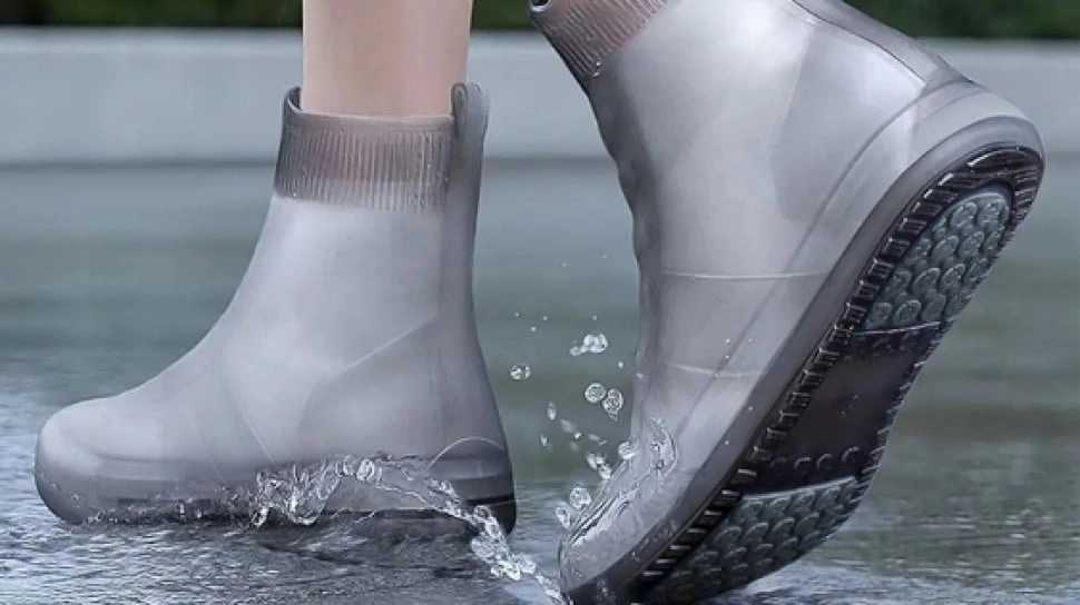 7 Rekomendasi Mantel Sepatu Anti Air, Ampuh Lindungi Sepatumu di Musim Hujan