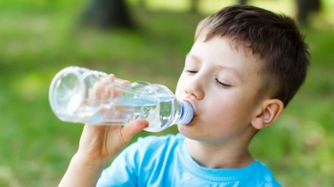 Orang Tua Wajib Tahu, Ini Jumlah Air yang Dibutuhkan Tubuh Anak Supaya Tetap Terhidrasi