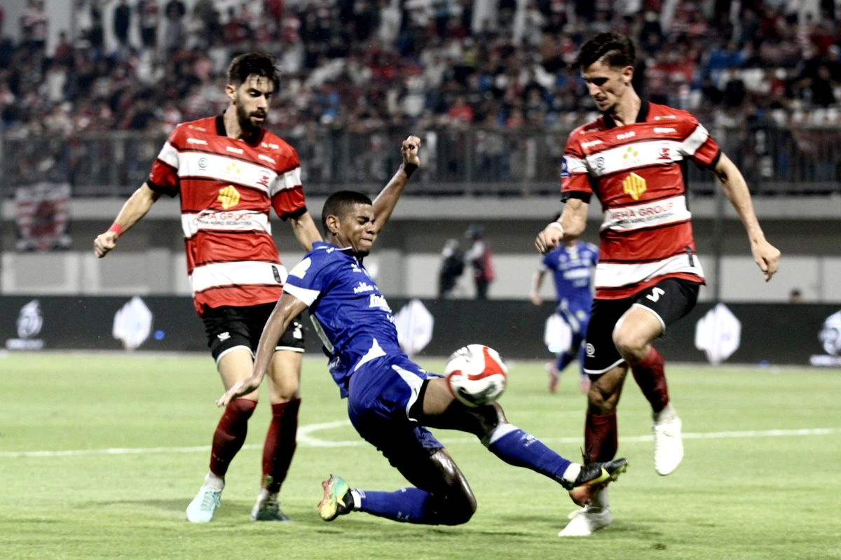 4 Fakta Menarik Madura United Vs Persib: Rekor Apik Hodak, Gol Perdana Balotelli