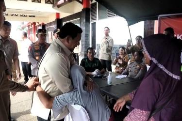 Momen Prabowo Temui Korban Banjir Sumut, Disambut Isak Tangis Pengungsi