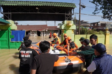 Tim DMC Dompet Dhuafa Evakuasi 90 Warga yang Terjebak di MAN 2 Tanjung Pura