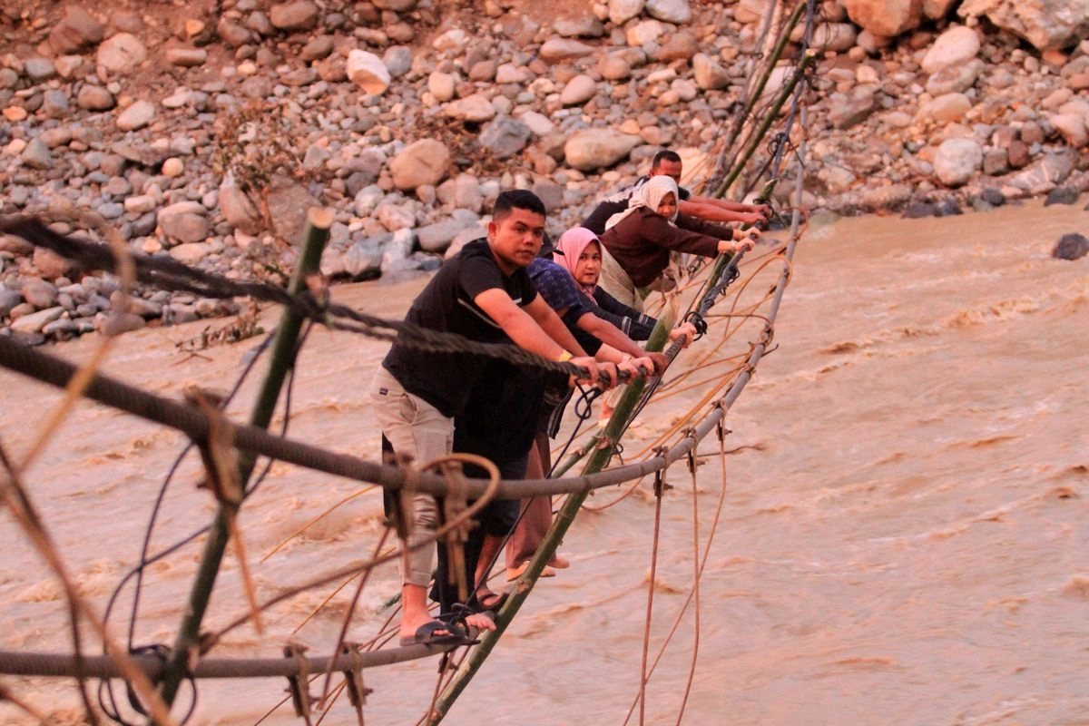 Tinjau Lokasi Bencana di Sumbar, Zulhas Minta Bantuan Pangan Ditambah 2 Kali Lipat