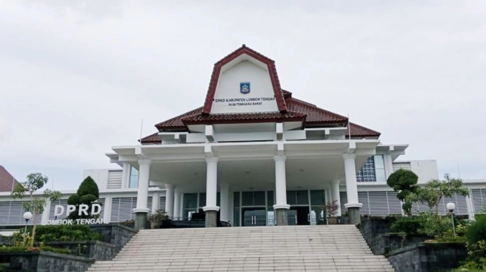 Bukan Pelawak Tapi Anak Petani, Dono Kasino Indro Resmi Dilantik Jadi Anggota DPRD Lombok Tengah