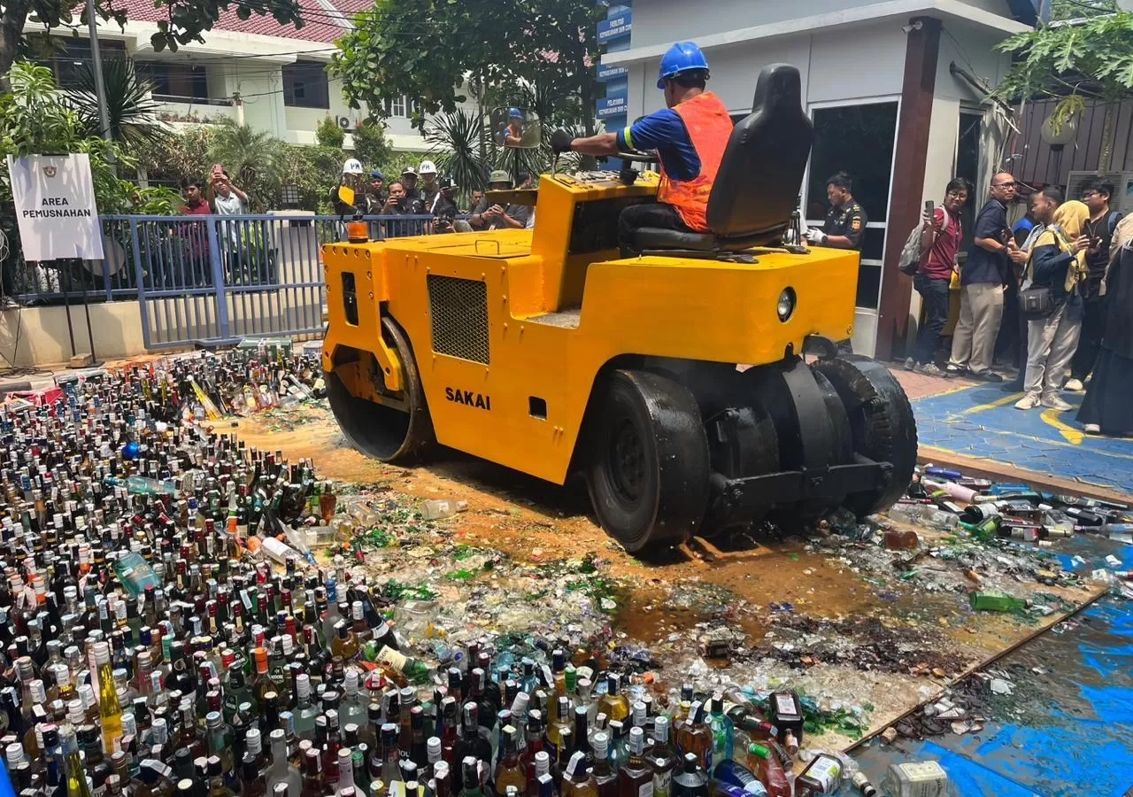 Bea Cukai Musnahkan Miras dan Rokok Ilegal, Potensi Kerugian Negara Rp 31,6 Miliar