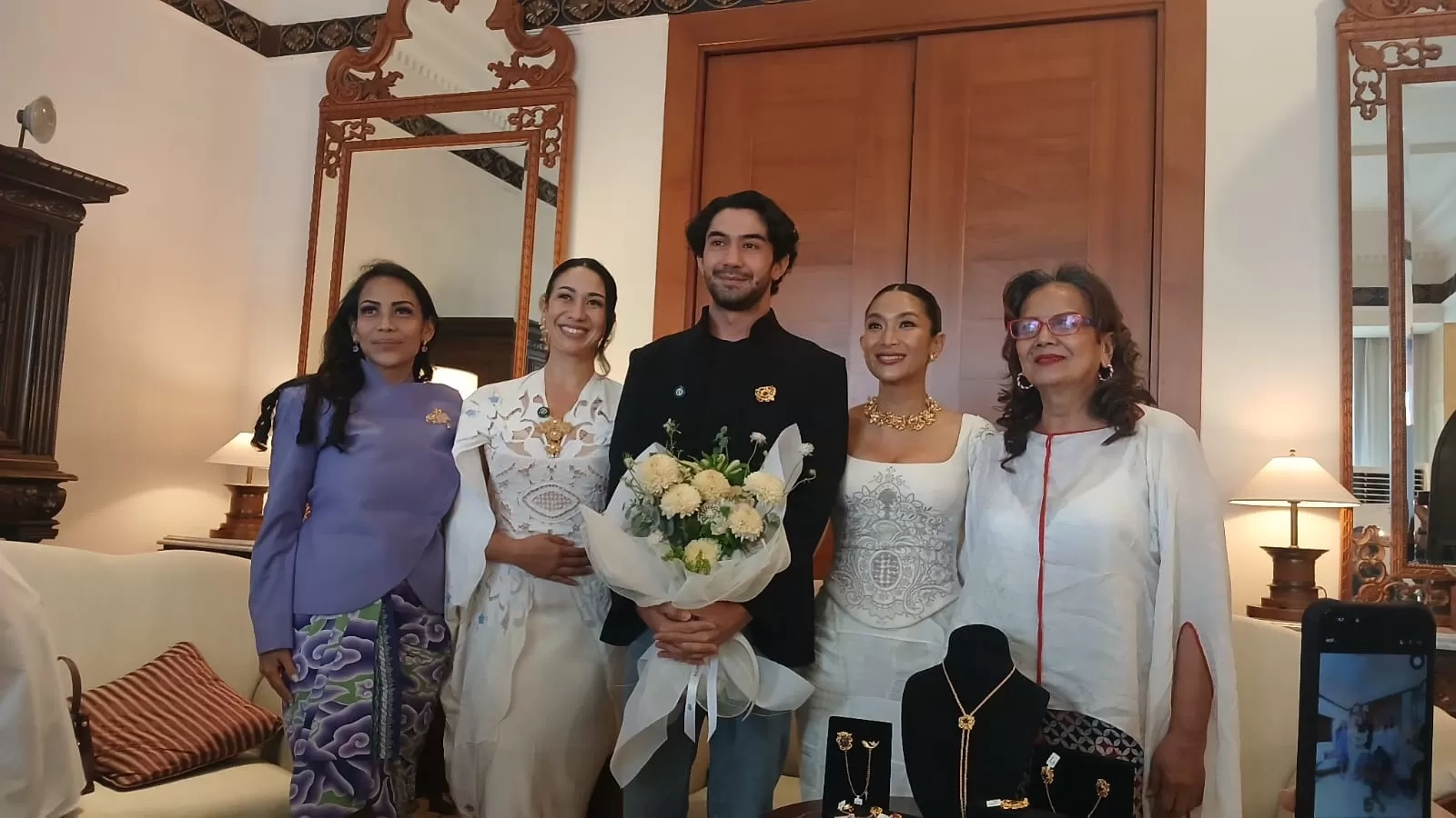 Happy Salma Gandeng Reza Rahadian dalam Koleksi Terbaru dari Merek Perhiasannya