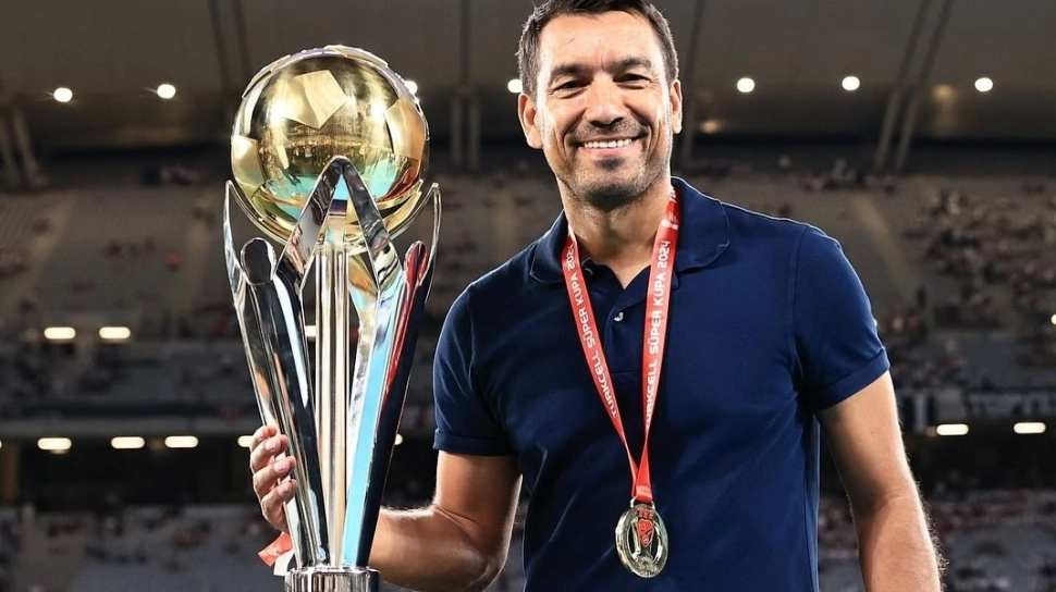 Adu Gaji Calon Pelatih Timnas Indonesia: Siapa Lebih Mahal, Van Bronckhorst atau John Herdman?