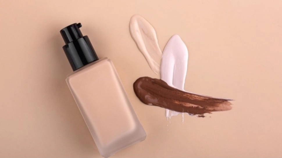 Apa Beda Skin Tint dan Foundation? Ini 5 Pilihan Berkualitas yang Layak Dicoba