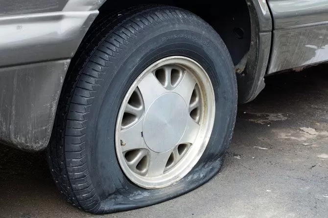 7 Penyebab Ban Mobil Gampang Pecah, Wajib Diketahui Pengemudi!