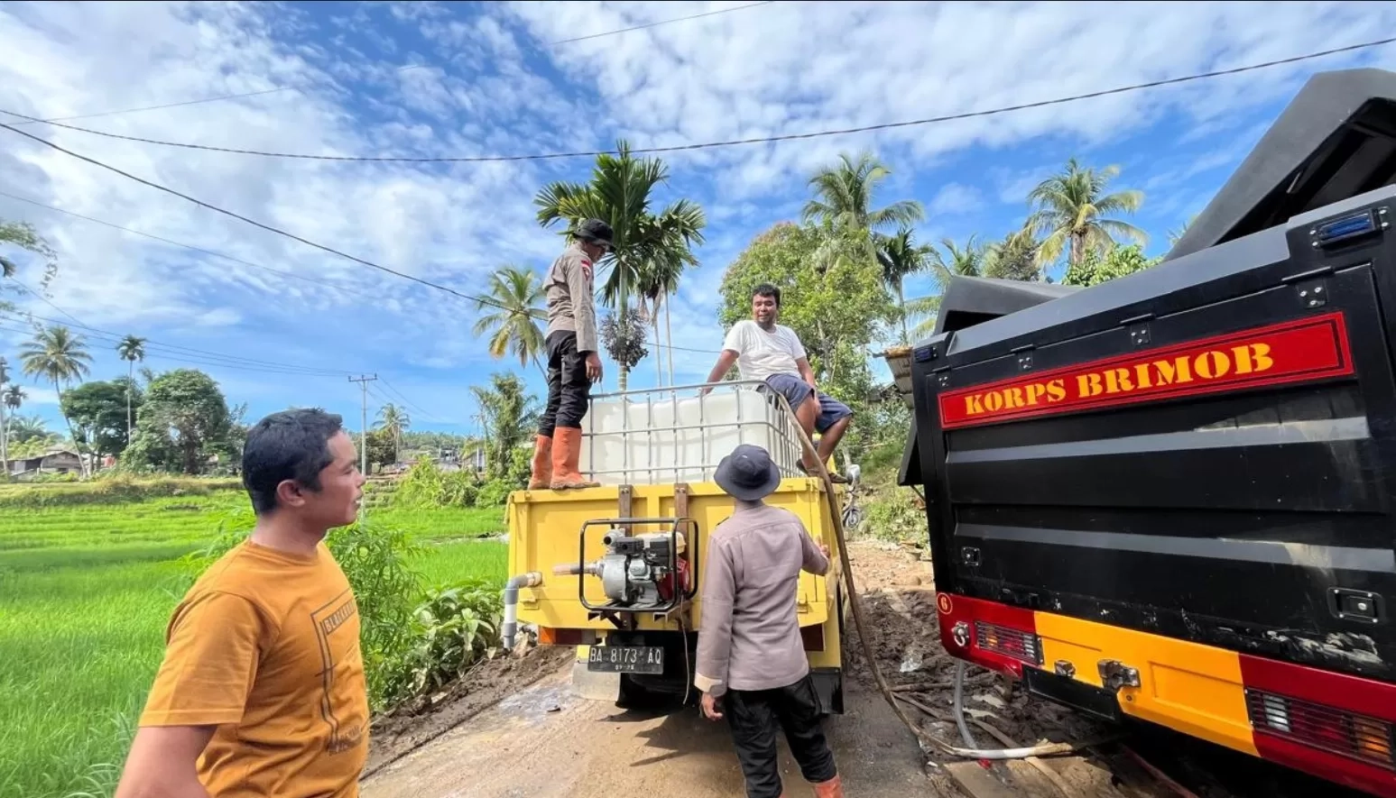 Polri Distribusikan Air Bersih Ratusan Galon untuk Warga Terdampak Bencana di Agam