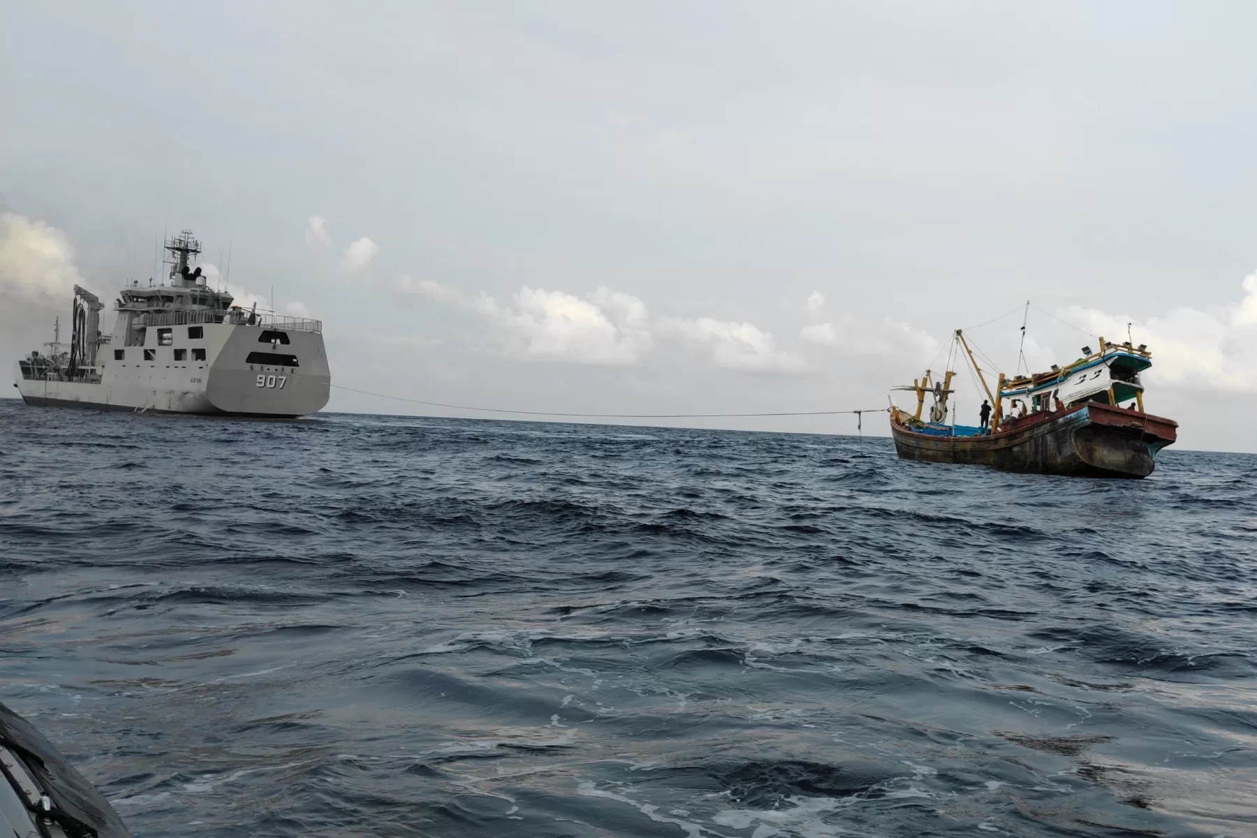 TNI AL Kirim Kapal Tanker, Pasok Bahan Bakar untuk Warga di Daerah Terdampak Bencana Sumatera