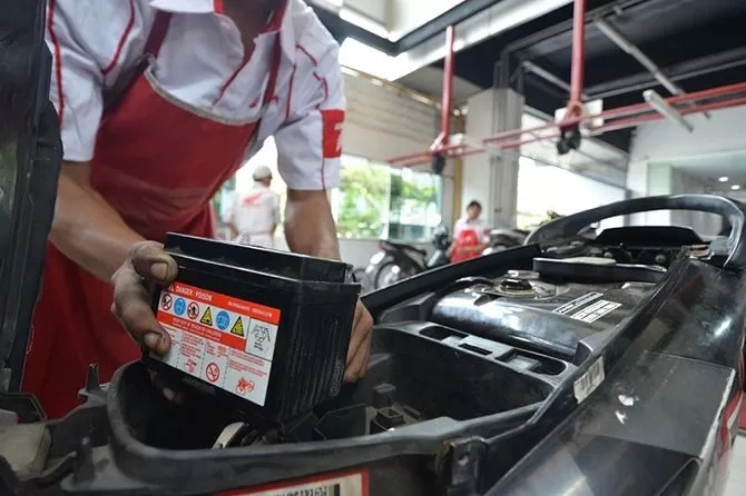 8 Penyebab Aki Motor Tidak Mengisi yang Sering Bikin Kamu Tiba-Tiba Mogok!