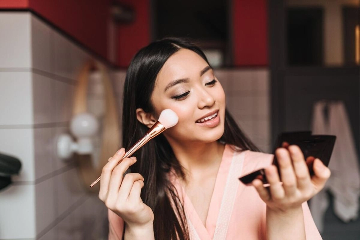 11 Tips Makeup Awet Muda untuk Perempuan Usia 40-an, Menurut Makeup Artist