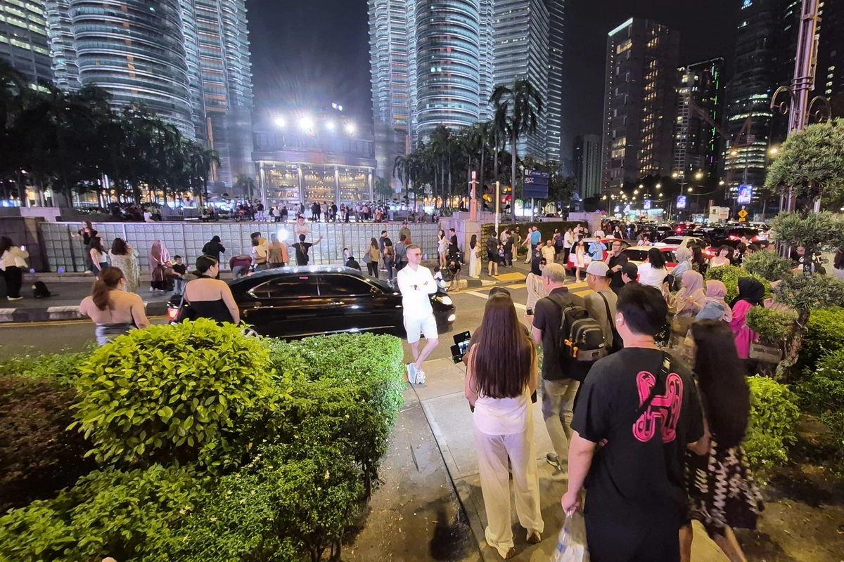 Ingin Foto Ciamik di Petronas Tower Malaysia, Ada Fotografer Andal