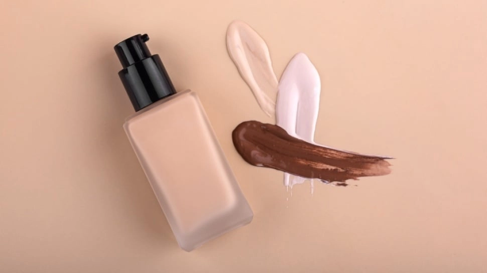 7 Foundation Waterproof untuk Musim Hujan, Makeup Anti Luntur Seharian